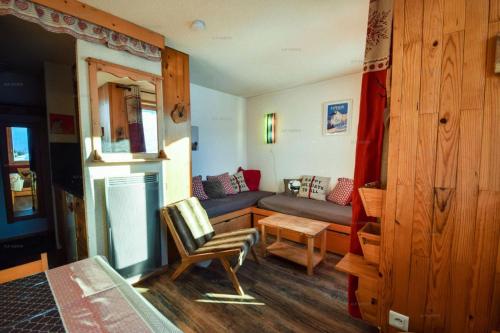 un salon avec un canapé et une chaise dans l'établissement Résidence Les Gentianes - Studio 3/4 pers -LES GENTIANES - PLAGNE VILLAGES MAE-4894, à Aime La Plagne
