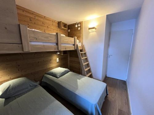 - une chambre avec 2 lits et une échelle dans l'établissement Résidence Nantchu - NANTCHU 18 MAE-4531, à Les Allues