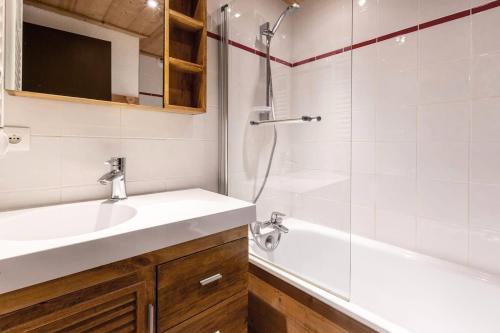 une salle de bain avec un lavabo et une douche dans l'établissement Résidence Nantchu - NANTCHU 18 MAE-4531, à Les Allues