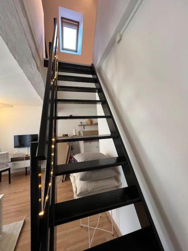 - un escalier noir dans une maison avec un salon dans l'établissement Le Petit Urbain, à Troyes