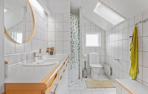 Ein Badezimmer in der Unterkunft Amazing Home In Odder With Sauna