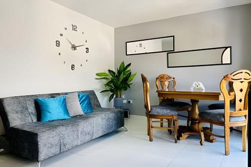 een woonkamer met een bank en een tafel bij ApartaEstudio con balcón e iluminado Cerca de todo in Envigado