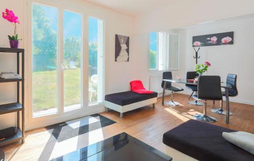 - un salon avec un canapé et un bureau dans l'établissement 2 Bedroom Stunning Home In Ploumagoar, à Ploumagoar