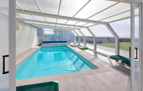 Kolam renang di atau dekat dengan Amazing Home In Jugon-Les-Lacs