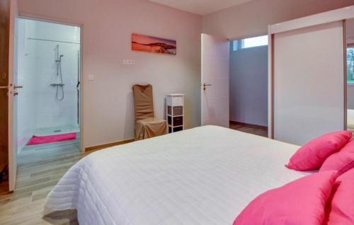 Katil atau katil-katil dalam bilik di Amazing Home In Jugon-Les-Lacs