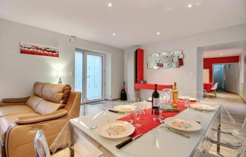 Ruang duduk di Amazing Home In Jugon-Les-Lacs