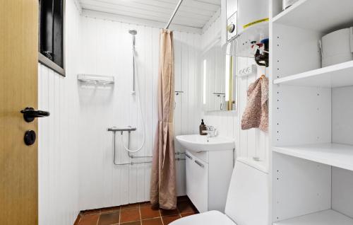 Stunning Home In Oksbøl With Wifiにあるバスルーム