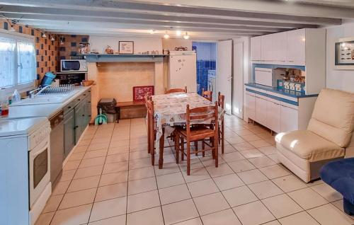 Η κουζίνα ή μικρή κουζίνα στο Beautiful Home In La Teste-De-Buch