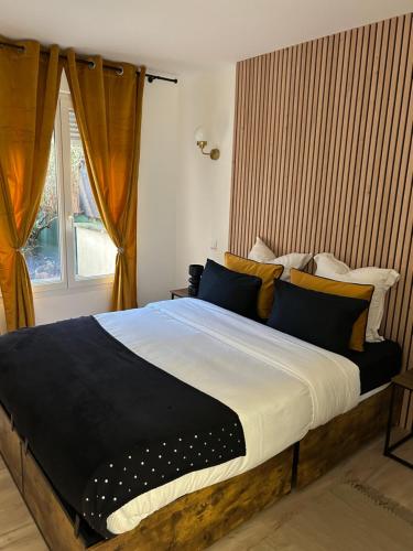 un grand lit dans une chambre avec une fenêtre dans l'établissement Appartement 1 chambre avec terrasse 5mn de Disney, à Magny-le-Hongre