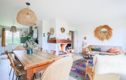 Posezení v ubytování 3 Bedroom Cozy Home In Le Touquet