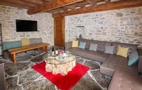 un salon avec un canapé et une table dans l'établissement Nice Home In St André De Cruzières, à Saint-André-de-Cruzières