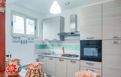Η κουζίνα ή μικρή κουζίνα στο Nice Apartment In Giardini Naxos