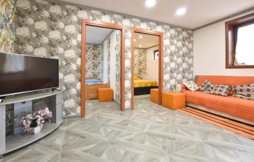 Televisyen dan/atau pusat hiburan di Nice Apartment In Mascali With Wifi