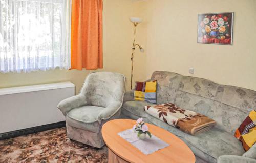un soggiorno con un divano e un tavolo di Ferienhaus Benzusedomn a Benz