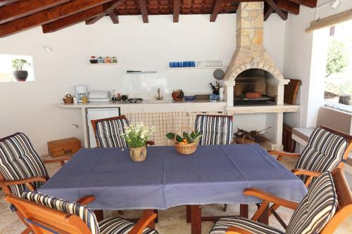 House Mrcela 200m from beach
