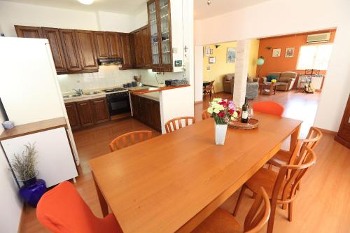 House Mrcela 200m from beach