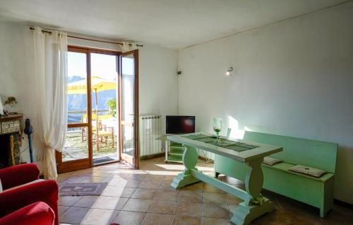 Nice Home In Careggine With Wifiにあるテレビまたはエンターテインメントセンター