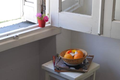 a bowl of oranges sitting on a table next to a window at Hotel Che Mar in Necochea