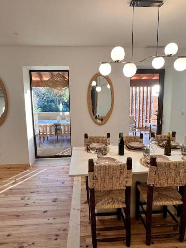 - une salle à manger avec une table, des chaises et un miroir dans l'établissement Maison Henriette - Au plus près de la Cité Médiévale, à Carcassonne