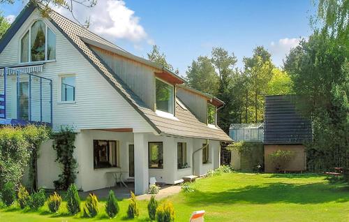 a large white house with a yard at Ferienwohnung Pruchten in Pruchten