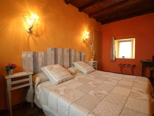 Ένα ή περισσότερα κρεβάτια σε δωμάτιο στο Chambre cosy dans maison historique avec parc et accueil chevaux - FR-1-583-256