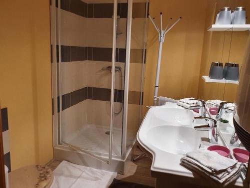 Ένα μπάνιο στο Chambre cosy dans maison historique avec parc et accueil chevaux - FR-1-583-256