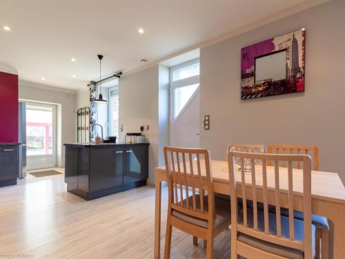une cuisine et une salle à manger avec une table et des chaises dans l'établissement Maison rénovée en bord de Saône, pêche et détente - FR-1-583-300, à Charentenay