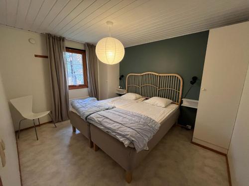 シーピンスリーにあるSemesterhus nära Köpingsvikのベッドルーム(ベッド1台、ランプ付)
