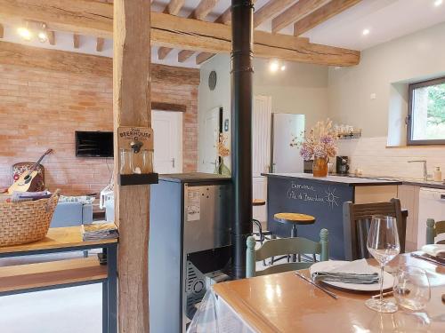 Il comprend une cuisine et une salle à manger avec une cuisinière. dans l'établissement Gîte paisible à la campagne près de Chartres avec parking - FR-1-581-143, à Umpeau