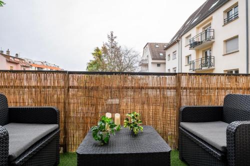 Balcon - Vidéoprojecteur - Parking gratuit - Centre ville 5 min et gare 3 min en tram