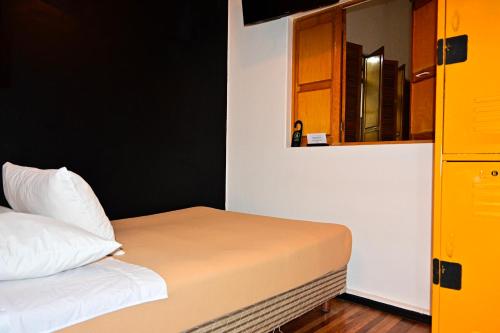 Кровать или кровати в номере Hostel Mundo Joven Catedral