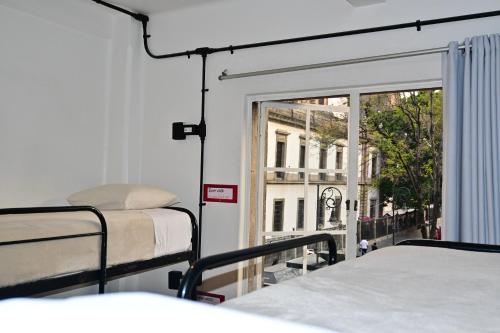 Кровать или кровати в номере Hostel Mundo Joven Catedral