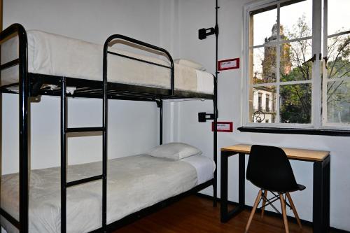 Кровать или кровати в номере Hostel Mundo Joven Catedral