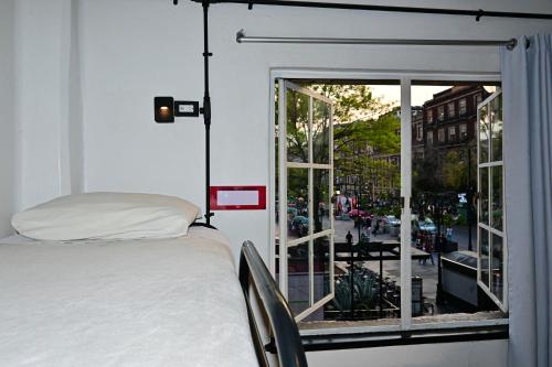 Кровать или кровати в номере Hostel Mundo Joven Catedral