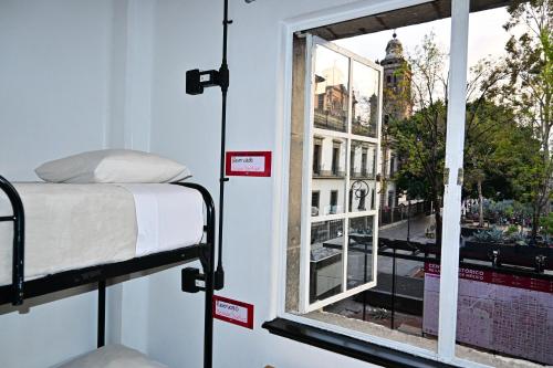 Кровать или кровати в номере Hostel Mundo Joven Catedral