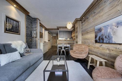 un salon avec un canapé et une table dans l'établissement Résidence Pramecou - Appartement rénové · Au pied des pistes · MAE-4421, à Tignes