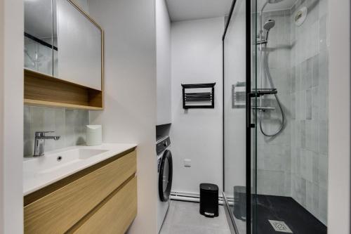 une salle de bain avec douche et lavabo dans l'établissement Résidence Maison Neuve - Appartement rénové·Pied des pistes·Balcon·Parking MAE-0391, à Tignes