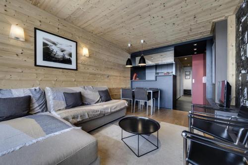 un salon avec un canapé et une table dans l'établissement Résidence Hauts Du Val Claret B2 - Appartement renové·Pied des pistes·Balcon MAE-3641, à Tignes