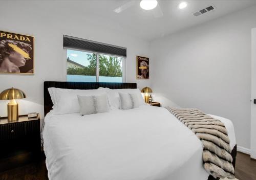 Postel nebo postele na pokoji v ubytování Coachella Hide-away Deals,pool,spa,Pickleball,Game
