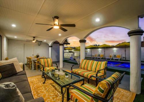 Posezení v ubytování Coachella Hide-away Deals,pool,spa,Pickleball,Game