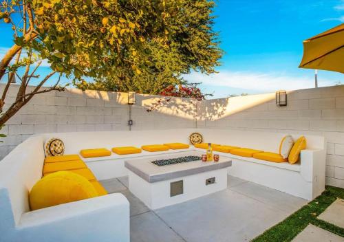 Posezení v ubytování Coachella Hide-away Deals,pool,spa,Pickleball,Game