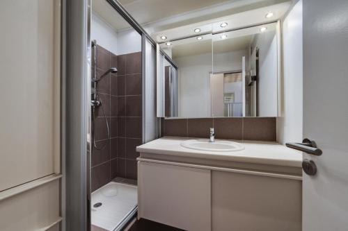 une salle de bain avec un lavabo et un miroir dans l'établissement Résidence Hauts Du Val Claret B2 - Appartement renové·Pied des pistes·Balcon MAE-9001, à Tignes