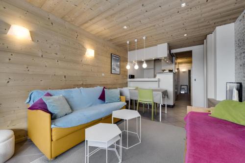 un salon avec un canapé et une salle à manger dans l'établissement Résidence Hauts Du Val Claret B2 - Appartement renové·Pied des pistes·Balcon MAE-9001, à Tignes