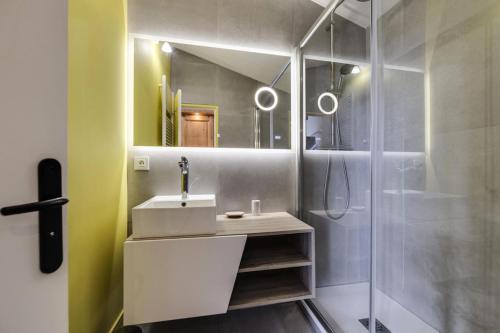 une salle de bain avec un lavabo et une douche dans l'établissement Résidence Hameau De Toviere - Appartement confort et rénové · Proche des pistes MAE-8811, à Tignes