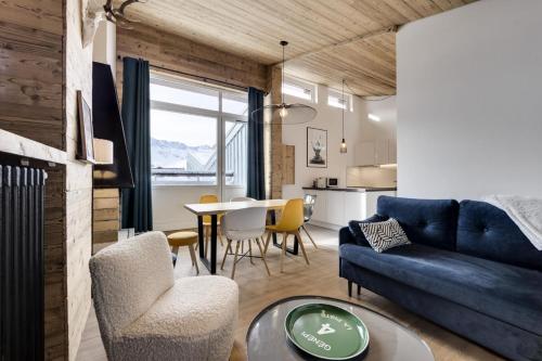 un salon avec un canapé et une table dans l'établissement Résidence Hameau De Toviere - Appartement confort et rénové · Proche des pistes MAE-8811, à Tignes
