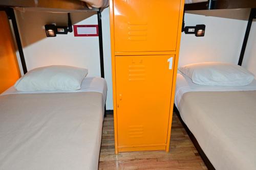 Кровать или кровати в номере Hostel Mundo Joven Catedral