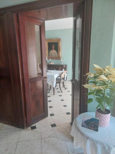 a room with a mirror and a table with a plant at Residencia Casa del Roble 1 in Cuernavaca