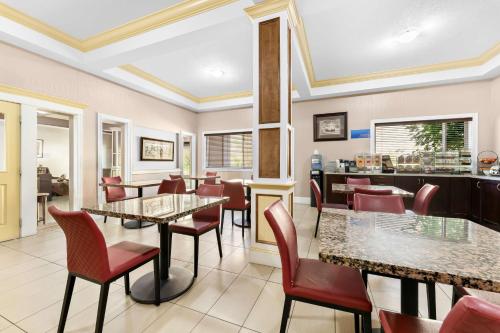 un ristorante con tavoli e sedie e un bar di Best Western Williams Lake a Williams Lake