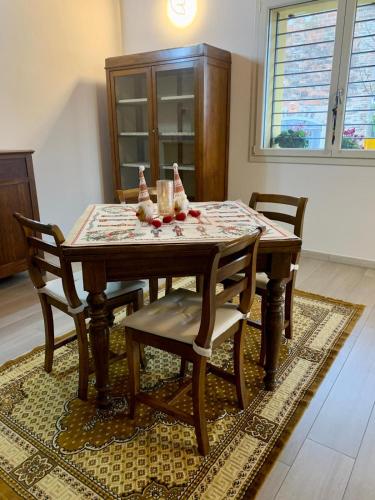 a dining room table and chairs in a room at Casa di Barbara in Piumazzo