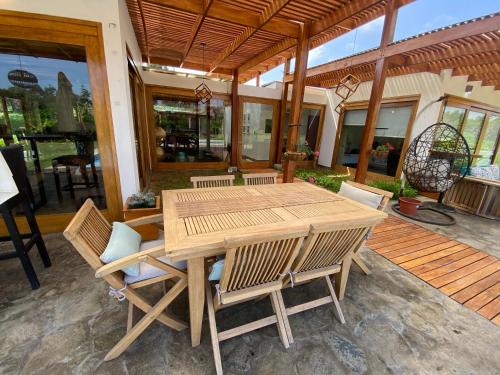 ein Holztisch und Stühle auf einer Terrasse in der Unterkunft Casa de campo en Hacienda San Andres in San Andrés